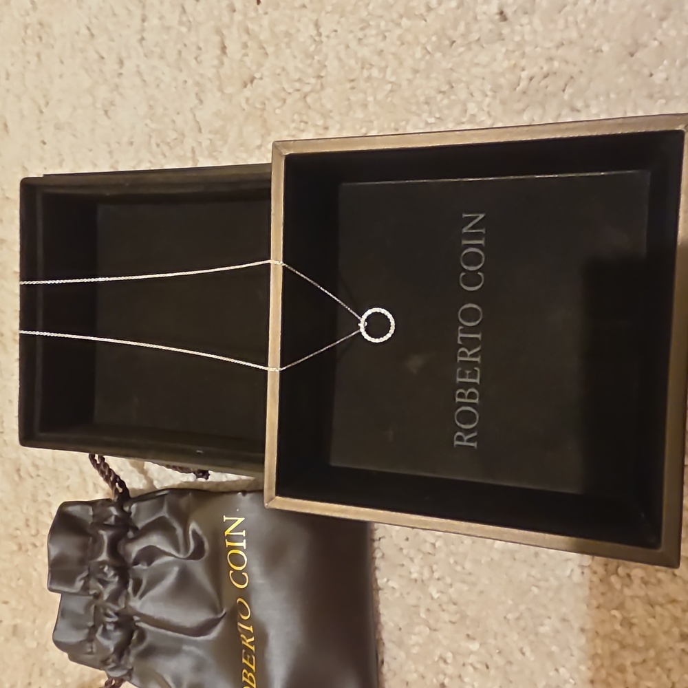 Roberto Coin Silver Circle Pendant Necklace. NWT